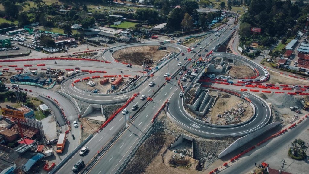 Antioquia habilita el Intercambio Vial del aeropuerto con todas sus maniobras antes de la Feria Aeronáutica 2025.