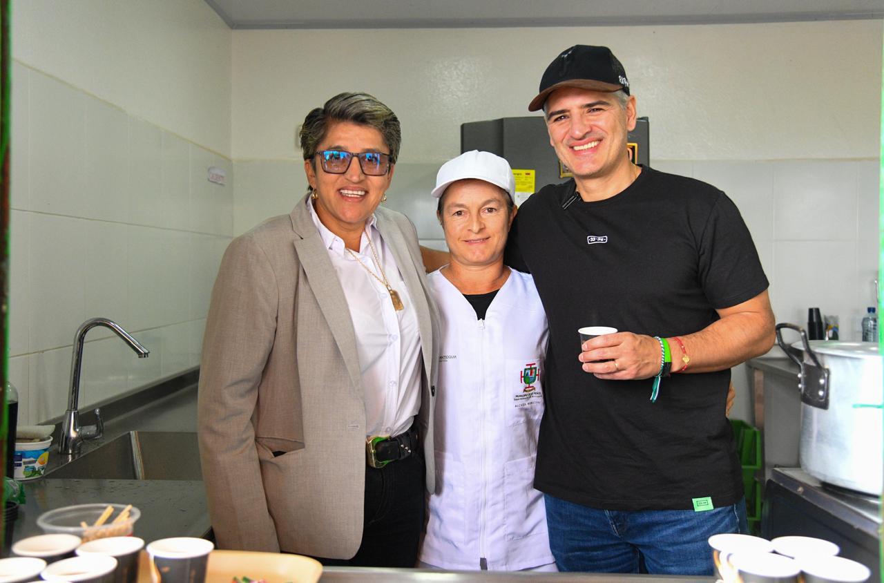 Gobernador Andrés Julián entregó mejoramiento de infraestructura educativa, placa huella y placa polideportiva en El Peñol