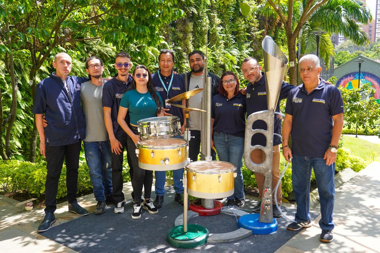 Escultura hecha con armas fundidas llega a la I.U. Pascual Bravo
