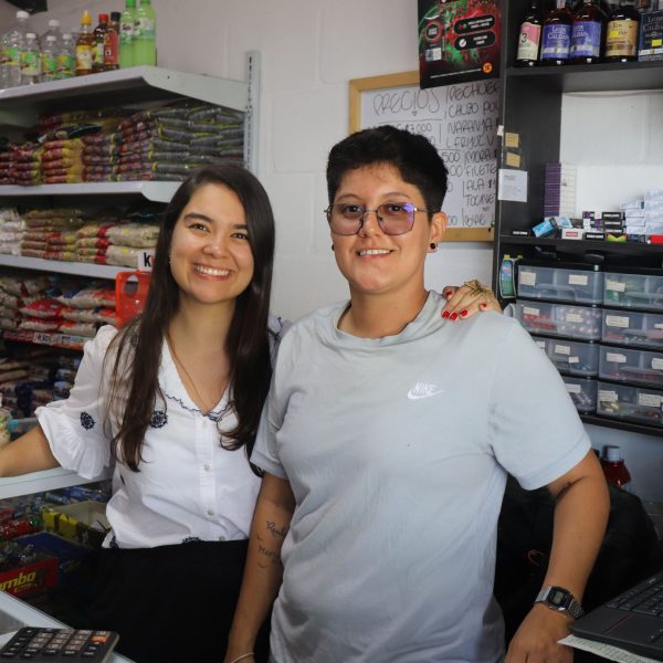 Más del 66 % de los tenderos en Antioquia son mujeres, revela Fenalco: preocupa baja cotización a pensión