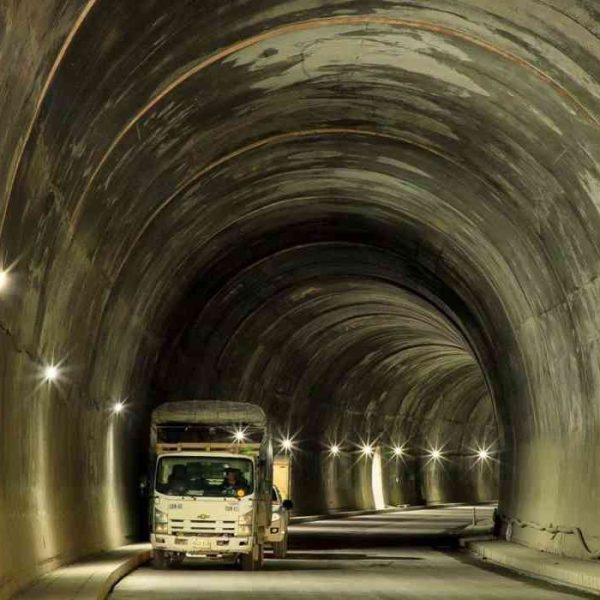 Medellín y Antioquia Asumen el Liderazgo para Concluir el Crucial Tramo de la Vía al Mar Abandonado por la Nación