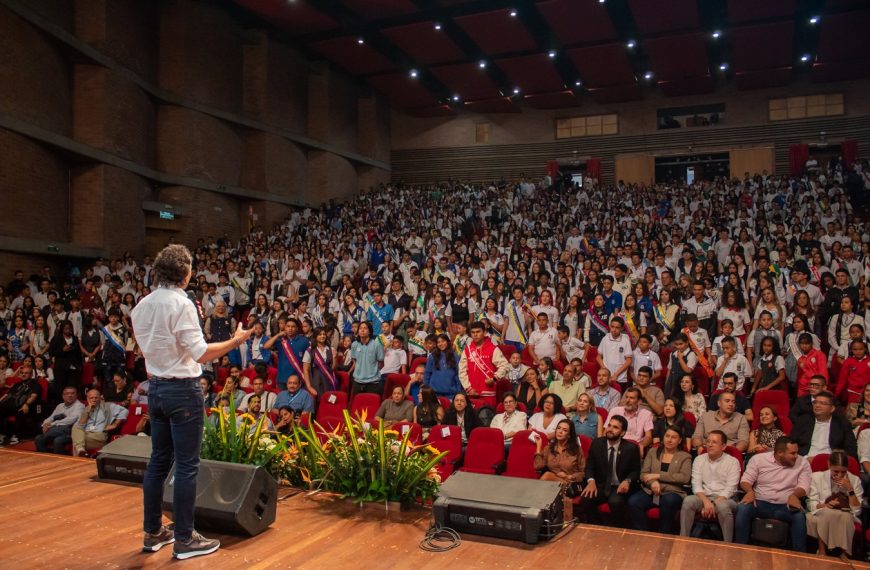 Medellín Blinda el Futuro de sus Líderes Jóvenes: Consejeros de Juventud Recibirán Apoyo Universitario Total
