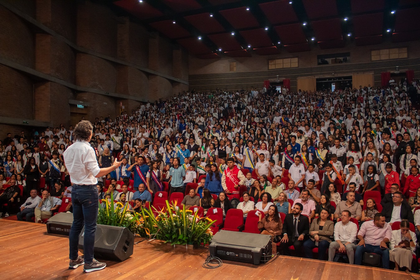 Medellín Blinda el Futuro de sus Líderes Jóvenes: Consejeros de Juventud Recibirán Apoyo Universitario Total