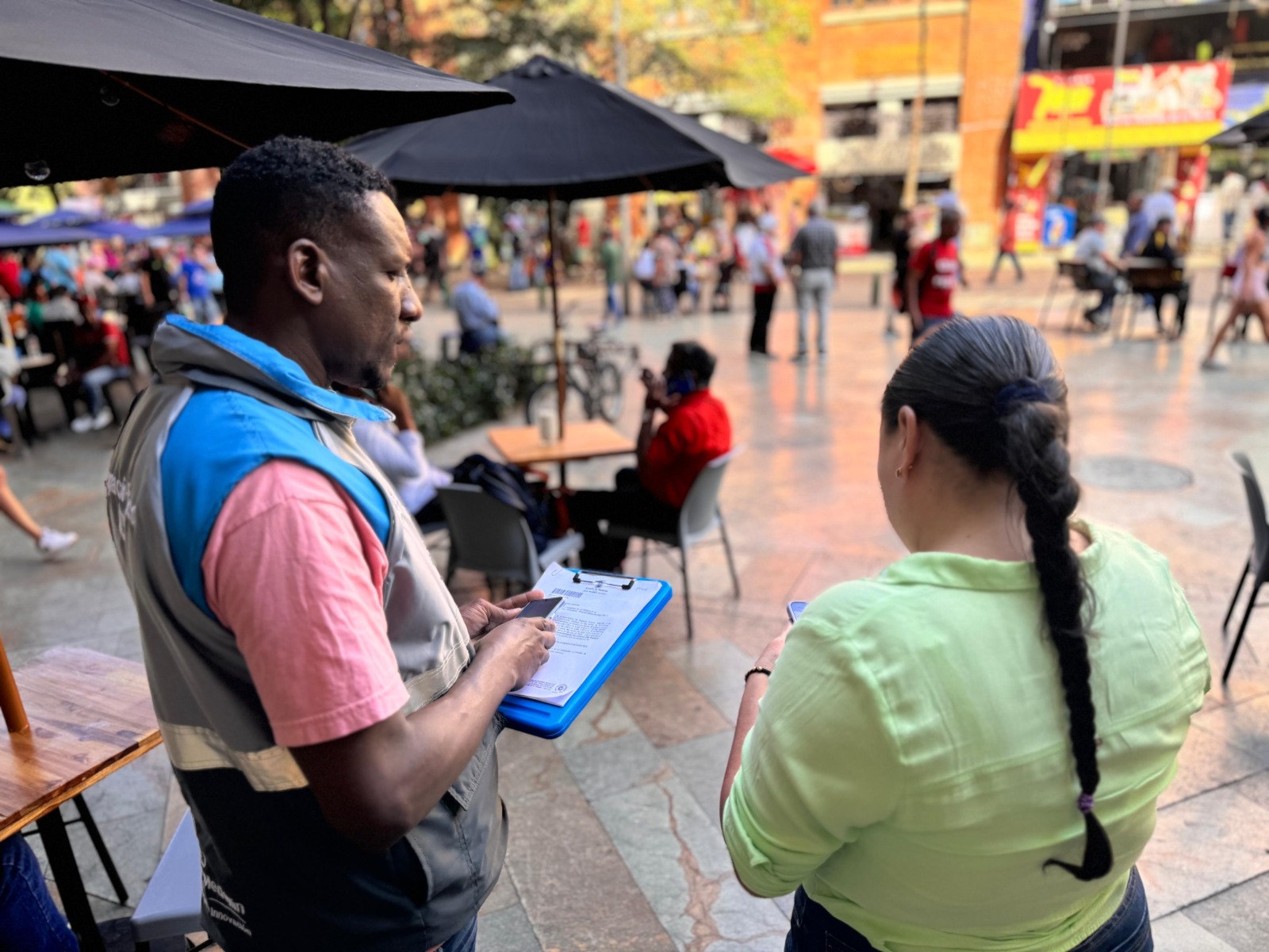 Medellín Dispara la Formalización: Más de $2.000 Millones Recaudados y 1.700 Trámites de Regularización del Espacio Público