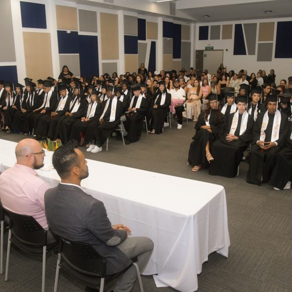 🎓 Noticia: 845 Jóvenes de Medellín se Gradúan con Éxito Gracias a Modelos Educativos Flexibles