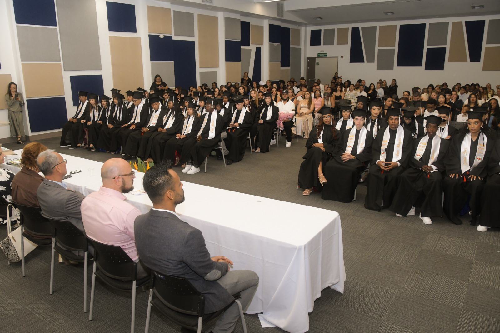 🎓 Noticia: 845 Jóvenes de Medellín se Gradúan con Éxito Gracias a Modelos Educativos Flexibles