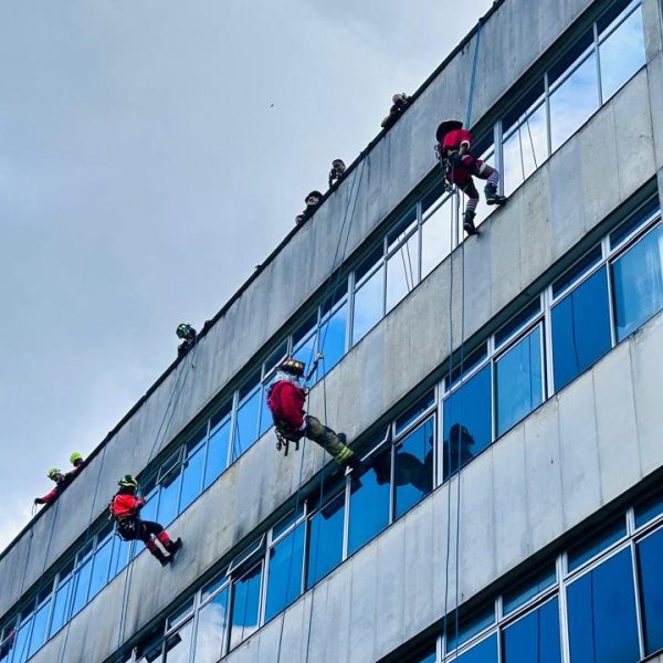 Superhéroes de verdad: Bomberos de Medellín sorprenden a 200 niños en el Hospital Infantil