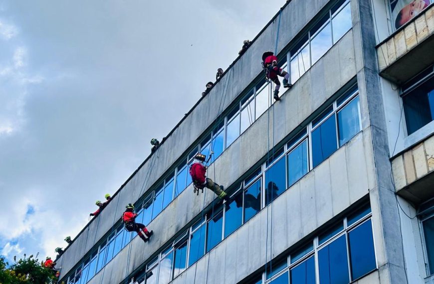Superhéroes de verdad: Bomberos de Medellín sorprenden a 200 niños en el Hospital Infantil