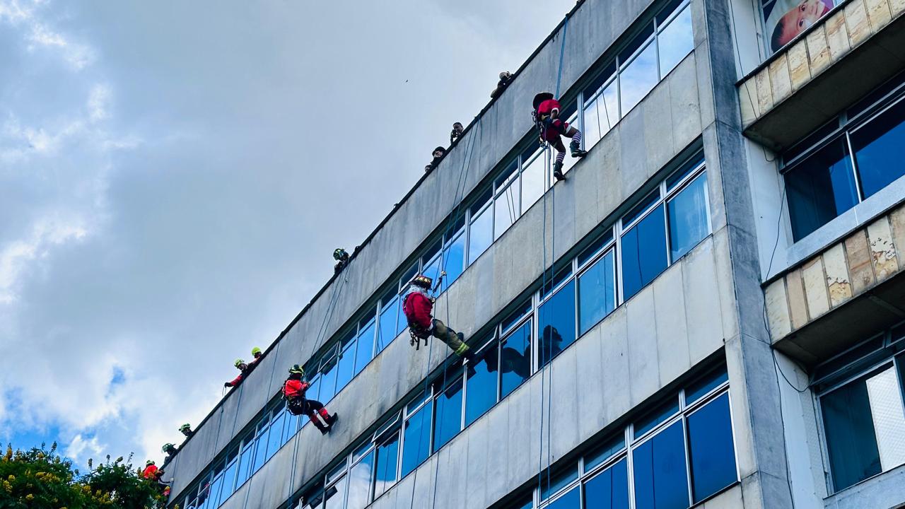 Superhéroes de verdad: Bomberos de Medellín sorprenden a 200 niños en el Hospital Infantil
