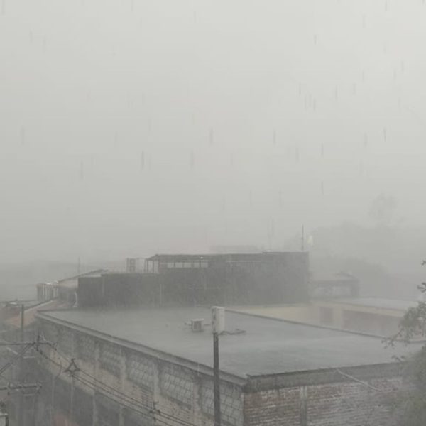 Medellín colapsa tras histórico aguacero: en 45 minutos llovió el promedio de todo el mes