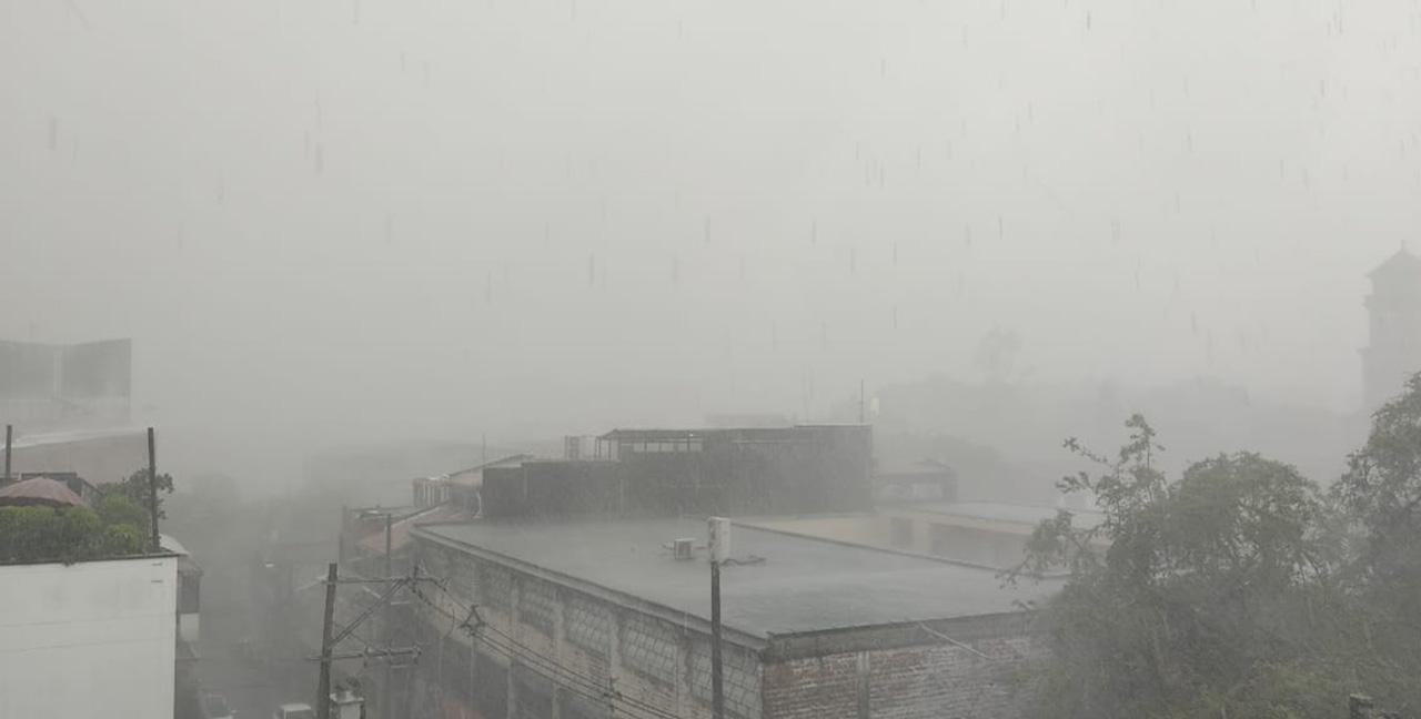  Medellín colapsa tras histórico aguacero: en 45 minutos llovió el promedio de todo el mes