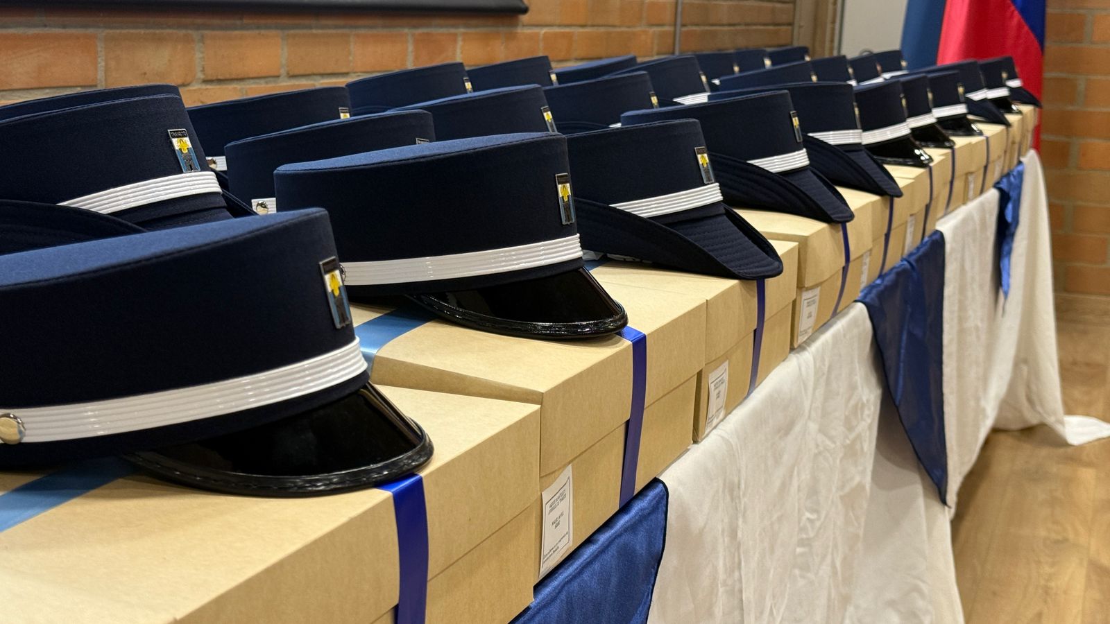 ¡LOS NUEVOS HÉROES DE MEDELLÍN! Niños y jóvenes juran proteger la vida en las calles con su nuevo uniforme