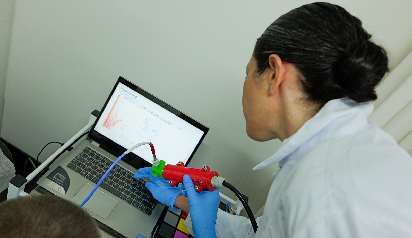 ¡MILAGRO TECNOLÓGICO EN MEDELLÍN! LA CIENCIA PAISA DERROTA EL DOLOR Y LA ENFERMEDAD CON LUZ E INTELIGENCIA ARTIFICIAL